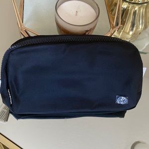 Lululemon Everywhere Belt Bag 1L black/white